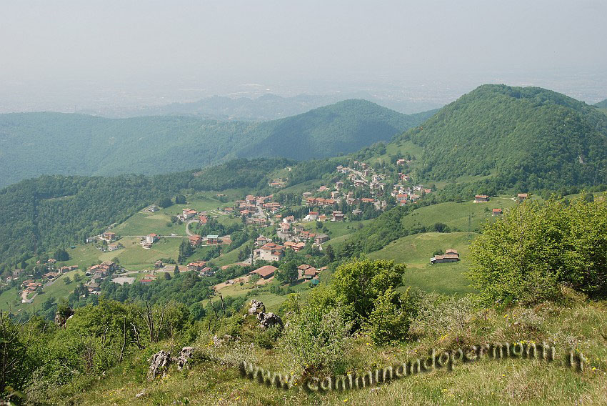 09 04248 Visuale su Monte di Nese.JPG